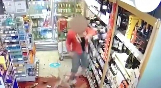 Una cliente infuriata distrugge gli scaffali di vino in un negozio perché non intende rispettare le regole anti Covid-19