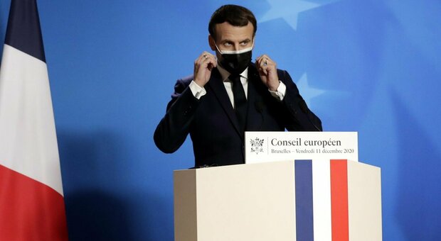 «Macron ha forte tosse, febbre e stanchezza»: allerta dell'Eliseo, il presidente (positivo) è in isolamento