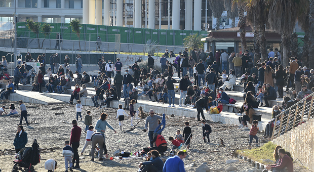 Salerno, stop alla vendita di alcolici chiusa la spiaggia di Santa Teresa