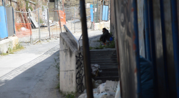 Napoli, è emergenza clochard: «Costretti ad alloggi in aree pericolose»
