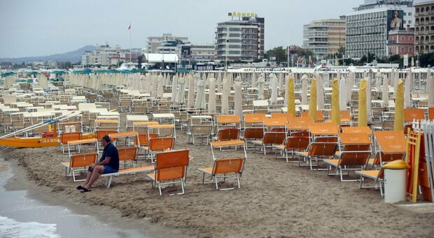 Riccione, vietato fumare in spiaggia: stop sigarette da oggi (aspettando la stagione estiva)