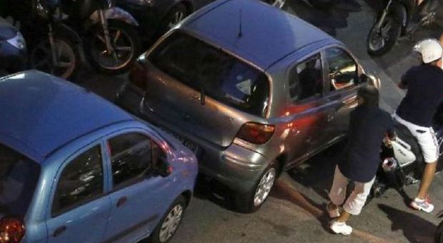 Si rifiuta di pagare: parcheggiatori abusivi picchiano automobilista
