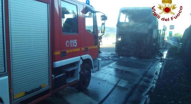 Bus in fiamme sull'autostrada odissea per 45 pellegrini di Angri