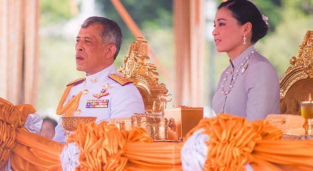 Coronavirus, il re della Thailandia nell'hotel di lusso con 20 concubine: «Per gli altri è chiuso, per lui no»