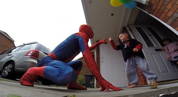 Si improvvisa Spiderman per augurare buon compleanno al figlio malato di tumore