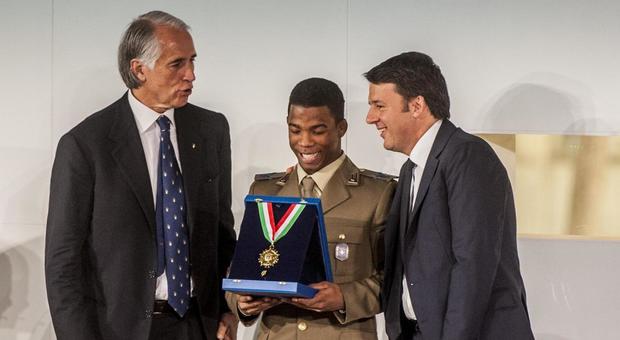 Il presidente del Coni, Giovanni Malagò e il premier Matteo Renzi premiano Frank Chamizo