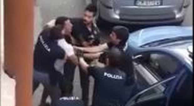 Verona, 8 poliziotti per arrestare uno straniero che tenta una rocambolesca fuga