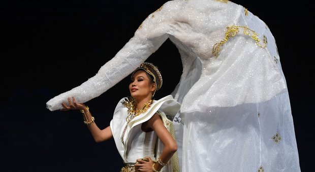 Thailandia, critica l'abito di Miss Universo, ma la stilista è la figlia del re: rischia il carcere