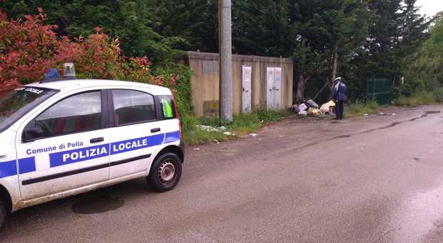 Polla, scoperto mentre lancia i rifiuti nel bosco: multato dalla polizia locale