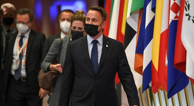 Covid, il premier del Lussemburgo ancora in condizioni serie. È risultato positivo dopo il consiglio europeo: febbre e mal di testa