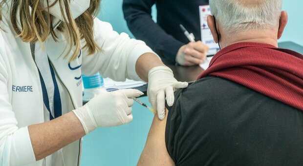 Omicron, vaccino aggiornato per Moderna. «Produce il doppio degli anticorpi»