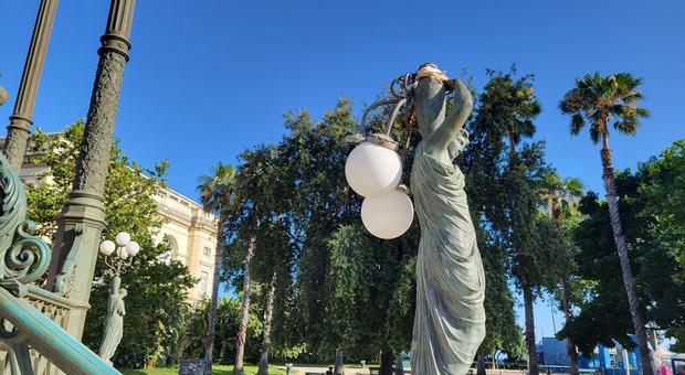Distrutte a pallonate le lampade liberty della Cassa Armonica in Villa Comunale