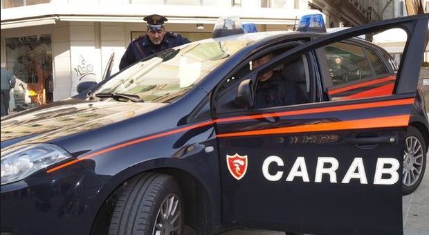Spara contro i carabinieri durante un controllo: fermato dopo una caccia all'uomo