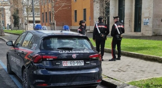 Ragazze "spogliate" con l'app, cellulari sequestrati dai carabinieri. La scuola: «Incontri per sensibilizzare i ragazzi»