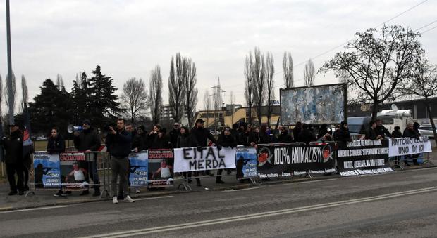 I manifestanti all'esterno della Fiera di Vicenza