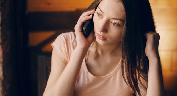 «Mezz'ora al telefono basta per causare il mal di testa», ecco lo studio innovativo