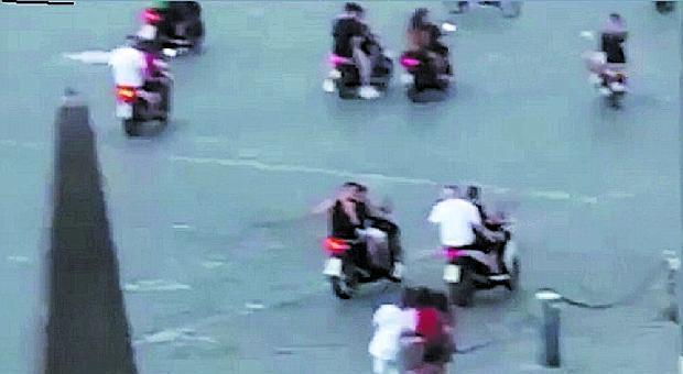 Napoli, in scooter senza casco a piazza Mercato: la sfida allo Stato