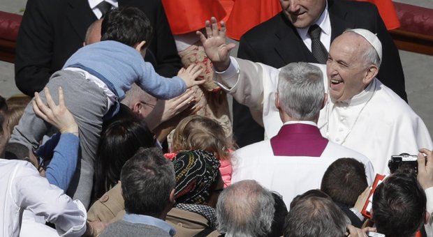 Pasqua, l'appello del Papa: «Accogliete i migranti e chi è costretto a fuggire dalla patria»