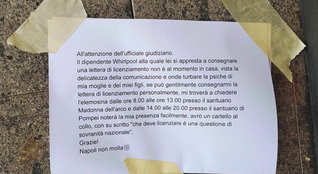 Whirlpool Napoli, l'operaio all’ufficiale giudiziario con la lettera di licenziamento: «Sono in strada a chiedere l’elemosina»