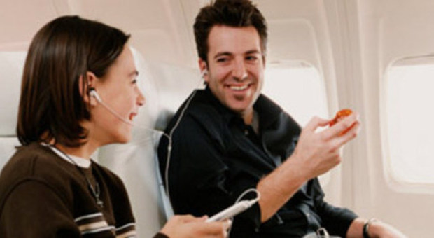 Il viaggio in aereo diventa social: arriva Quicket, la app per «sbirciare» i profili degli altri passeggeri
