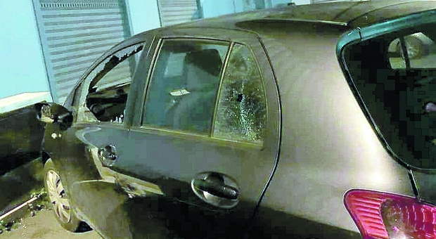 I vandali tornano a colpire: distrutte e ammaccate 14 auto