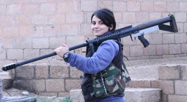 La guerrigliera curda col fucile in mano (Twitter)