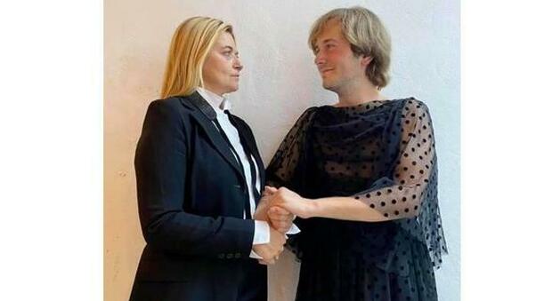 Rimini, candidati del Pd uomo e donna si scambiano i vestiti: la foto diventa virale