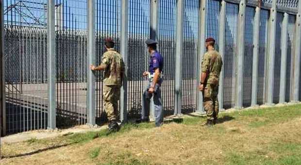 Immigrati espulsi si barricano in centro accoglienza e aggrediscono i poliziotti: sei arrestati e sei denunciati