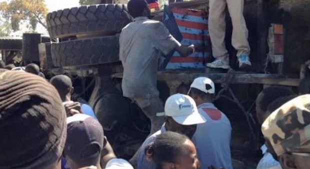 Autobus sulla folla a Haiti, 34 morti: la gente inferocita tenta di bruciare l'autista