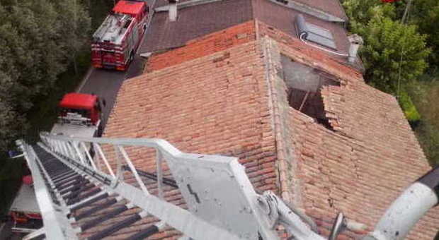 Il foro apertosi sul tetto in seguito al crollo