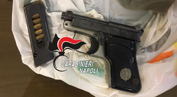 Una pistola pronta a sparare sequestrata nelle case popolari di Monterusciello