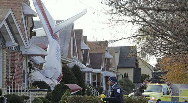 Chicago, aereo cade su una casa: abitanti illesi