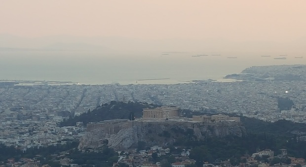 Grecia, finiti i salvataggi, ma il prezzo è caro: crisi profonda, stipendi di poche centinaia di euro