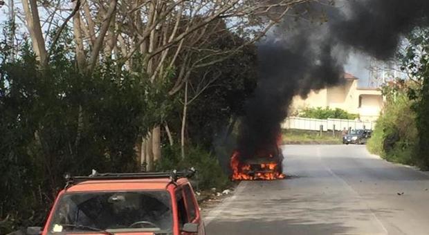 Auto in fiamme sulla collina di Varano, illeso il conducente