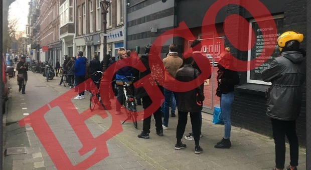 Folla in coda davanti a un cannabis shop di Haarlem prima che scatti la chiusura