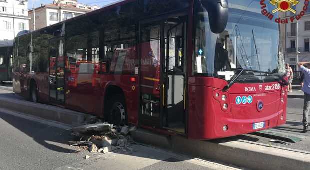 Roma, incidente tra autobus e tram in via Labicana: ferito un autista