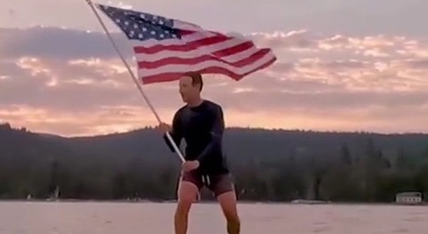 Mark Zuckerberg sventola la bandiera americana sulla sua tavola da surf e il Web si scatena
