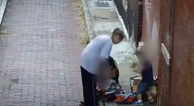 Spaccia droga davanti al figlio di 4 anni, mamma incastrata da un video choc
