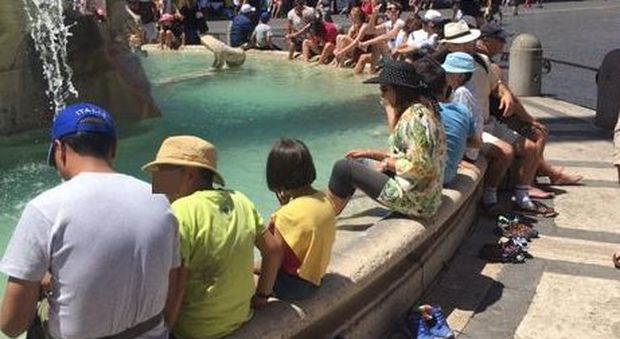 Piazza Navona, un dodicenne spagnolo si tuffa nella fontana: multa di 450 euro ai genitori