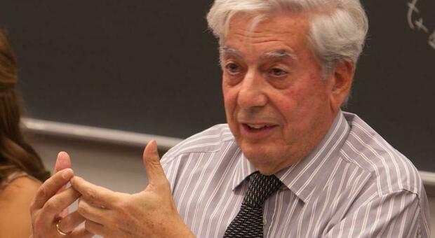Covid, lo scrittore Vargas Llosa: «Molti governi usano la pandemia per limitare la libertà, democrazia in pericolo»