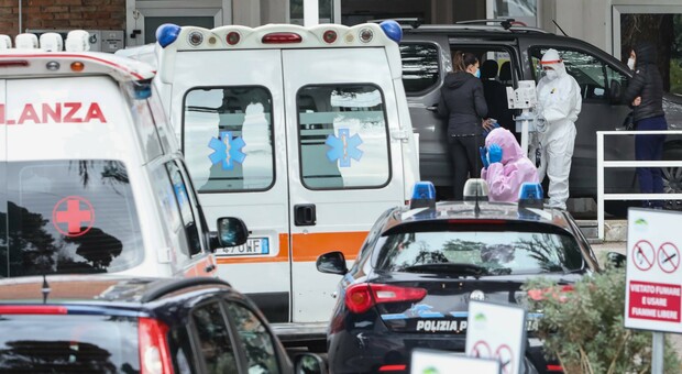 Napoli, dal 118 via altri quattro medici: «Sprovvista un'ambulanza su due»