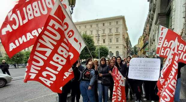 Educatrici degli asili nido protestano a Palazzo San Giacomo.