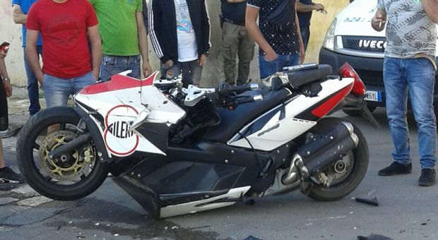 Grave scontro nel centro del paese: grave motociclista