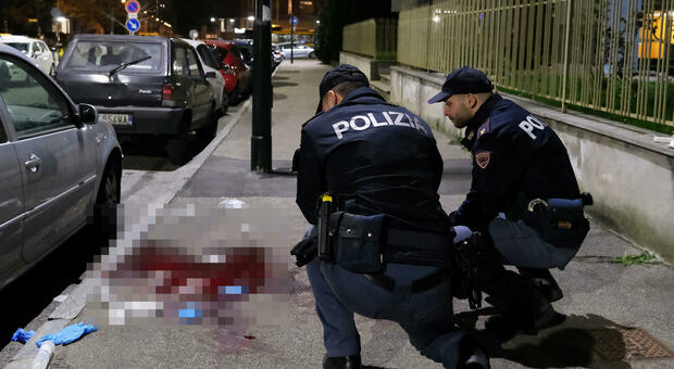 Aggredito in strada con un machete, 23enne rischia di perdere una gamba: «La lite sui social per una ragazza»