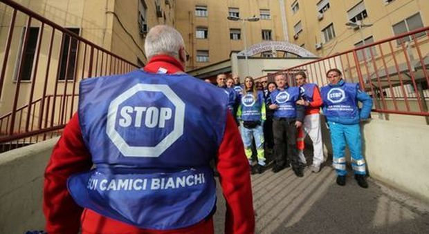 Napoli, operatori del 118 denunciano le aggressioni in assemblea: interviene il manager Forlenza