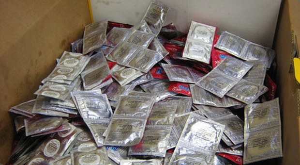 Preservativi usati lavati e rivenduti come nuovi: maxi sequestro choc