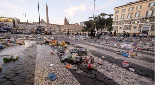 Roma ostaggio dei vandali, piazza del Popolo sfregiata dagli ultrà del Betis Siviglia