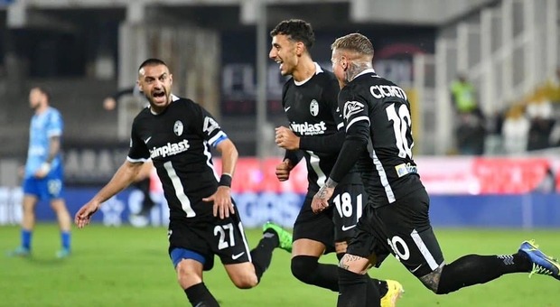 Ascoli-Como 3-3 tra gol, emozioni e cartellini. Bianconeri in dieci per l'espulsione di Gondo (Foto Ascoli 1898 FC)
