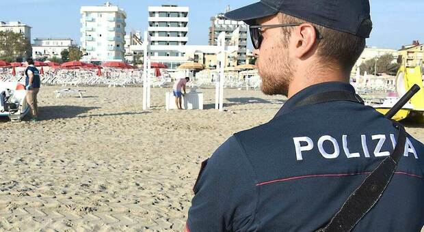 Commercio abusivo in spiaggia a Falconara: maxi multa da 5mila euro e merce sequestrata. Foto generica