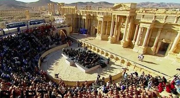 Palmira, dopo l'orrore torna la bellezza: l'orchestra di San Pietroburgo suona tra le rovine